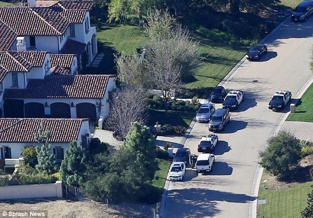 
	
	Những chiếc xe cảnh sát có mặt tại nhà của Justin Bieber hôm 14/1 vừa qua.
